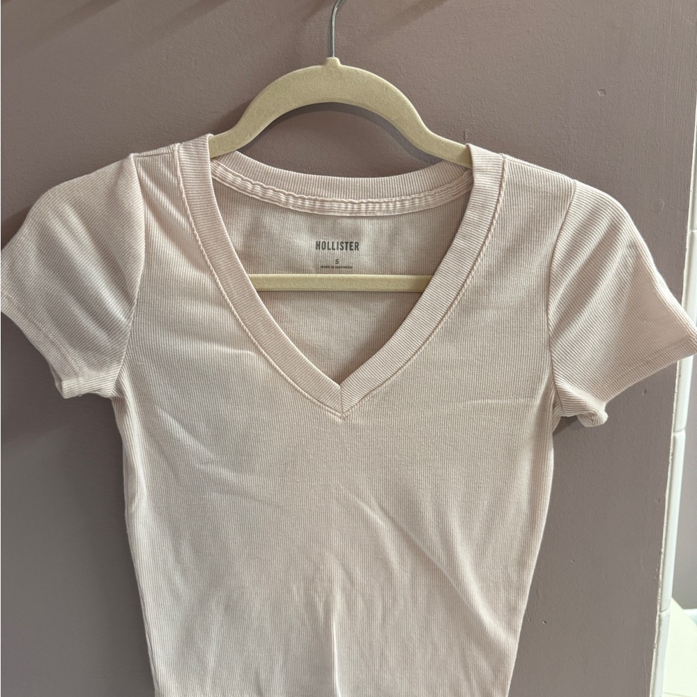Hollister Women's Soft Pink V-Neck Tee